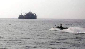 جماعة مسلحة تفرض سيطرتها على الممر البحري جنوب المندب جماعة مسلحة تفرض سيطرتها على الممر البحري جنوب المندب
