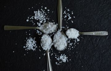 مرض نادر يجبر فتاة على حمل الملح معها دائما مرض نادر يجبر فتاة على حمل الملح معها دائما