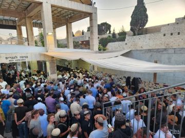 محافظة القدس: أكثر من 1300 مستوطن يقتحمون المسجد الأقصى وسط تشديدات عسكرية ومنع المصلين الفلسطينيين من الوصول محافظة القدس: أكثر من 1300 مستوطن يقتحمون المسجد الأقصى وسط تشديدات عسكرية ومنع المصلين الفلسطينيين من الوصول