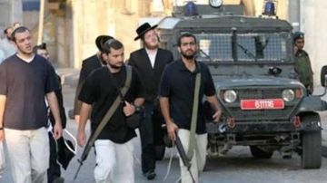 مستوطنون يعتدون على منازل فلسطينيين بالضفة الغربية مستوطنون يعتدون على منازل فلسطينيين بالضفة الغربية