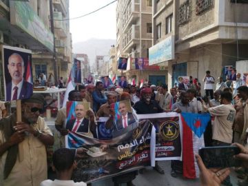 مسيرة سلمية في المكلا تنديدا بالوصاية السعودية والاحتلال مسيرة سلمية في المكلا تنديدا بالوصاية السعودية والاحتلال