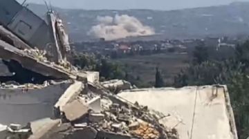 تفجيرات وقصف مدفعي وبقذائف مضيئة من العدو الإسرائيلي جنوب لبنان وطيرانه يحلق فوق بيروت والضاحية تفجيرات وقصف مدفعي وبقذائف مضيئة من العدو الإسرائيلي جنوب لبنان وطيرانه يحلق فوق بيروت والضاحية