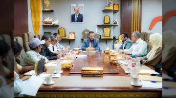 محافظ عدن يوجه بصرف حوافز المعلمين ويتابع ترتيبات العام الدراسي الجديد