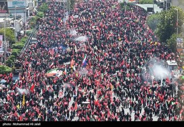 المشيعون الإيرانيون في مراسم تشييع الامام الشهيد (رض) يرجمون صورة ترامب