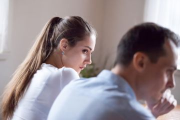 كيف تؤثر جاذبية الرجل أو المرأة على الغيرة والصراع في العلاقات؟