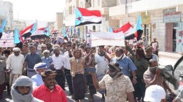 اصطفاف جماهيري جنوبي يتمسك بالثوابت وخلف المجلس الانتقالي لمواجهة التسويات المشبوهة اصطفاف جماهيري جنوبي يتمسك بالثوابت وخلف المجلس الانتقالي لمواجهة التسويات المشبوهة