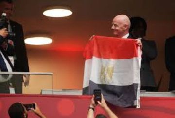 إنفانتينو يرفع علم مصر أثناء مباراة سويسرا وكولومبيا إنفانتينو يرفع علم مصر أثناء مباراة سويسرا وكولومبيا