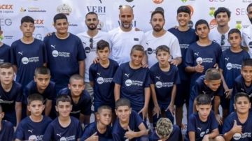 غوارديولا يستضيف أطفالا فلسطينيين في معسكره الصيفي بإسبانيا