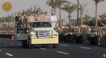الرئيس السيسي يجري جولة تفقدية بمقر القيادة الاستراتيجية في العاصمة الجديدة الرئيس السيسي يجري جولة تفقدية بمقر القيادة الاستراتيجية في العاصمة الجديدة