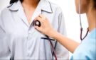 لسه ليها أهميتها.. لماذا يستخدم الطبيب السماعة الطبية رغم تطور الفحوصات - ye