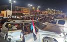 حشود قبلية جنوبية تصل ساحة العروض في عدن رفضا لإدراج مدانين ضمن صفقة تبادل الأسرى