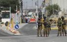 العدو الإسرائيلي يغلق حاجزي عطارة وعين سينيا شمال رام الله