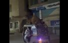 (يا مصر بتعمليها إزاي!).. فيديو طريف لعملية نقل جمل بطريقة غريبة - ye