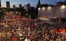 عشرات الآلاف يتظاهرون في ألبانيا ضد إقامة مشروع سياحي مرتبط بعائلة ترامب على محمية طبيعية