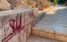 في تطور خطير.. مستوطنون صهاينة يرسمون شعار المخلص على حجارة المسجد الأقصى المبارك