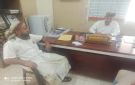 مدير عام مكتب الصناعة بلحج يوجه بالتقيد بالتسعيرة المحددة لمادة الثلج - ye
