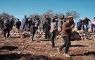 مستوطنون يحرقون مركبة في أبو نجيم وآخرون يختطفون مواطنين من بلدة بيت أولا