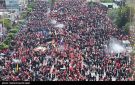 المشيعون الإيرانيون في مراسم تشييع الامام الشهيد (رض) يرجمون صورة ترامب