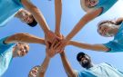 (المجتمعات الصغيرة).. سر الصداقات الأقوى في 2026