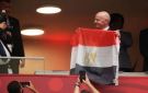 إنفانتينو يرفع علم مصر أثناء مباراة سويسرا وكولومبيا