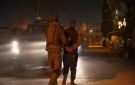 العدو الإسرائيلي يعتقل 20 فلسطينيا بينهم 5 سيدات وصحفي خلال مداهمات بالضفة الغربية