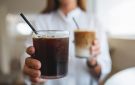 القهوة المثلجة في الصيف.. هل هي خيار صحي للترطيب؟
