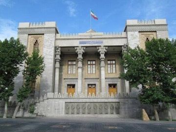 طهران تعلن منع دبلوماسيين فرنسيين من دخول البلاد وتعتبرهما شخصين غير مرغوب فيهما طهران تعلن منع دبلوماسيين فرنسيين من دخول البلاد وتعتبرهما شخصين غير مرغوب فيهما