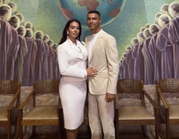 زفاف كريستيانو رونالدو وجورجينا.. أناقة العروسين والأبناء بتوقيع Gucci زفاف كريستيانو رونالدو وجورجينا.. أناقة العروسين والأبناء بتوقيع Gucci