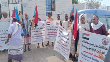 أهالي الحوطة بلحج ينفذون عصيانا مدنيا احتجاجا على تدهور المعيشة أهالي الحوطة بلحج ينفذون عصيانا مدنيا احتجاجا على تدهور المعيشة