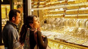 أسعار الذهب تنخفض مع إقبال المستثمرين على البيع أسعار الذهب تنخفض مع إقبال المستثمرين على البيع