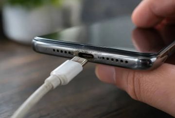مشكلة عدم ثبات كابل الشحن.. سبب بسيط يمكن حله بهذه الطريقة مشكلة عدم ثبات كابل الشحن.. سبب بسيط يمكن حله بهذه الطريقة