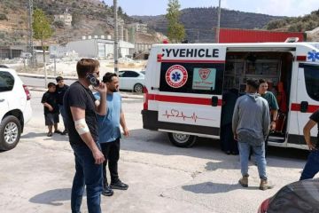 مستوطنون يعتدون على عائلة وصحفيين جنوب نابلس وآخرون ينفذون جولات استفزازية ببيت لحم مستوطنون يعتدون على عائلة وصحفيين جنوب نابلس وآخرون ينفذون جولات استفزازية ببيت لحم