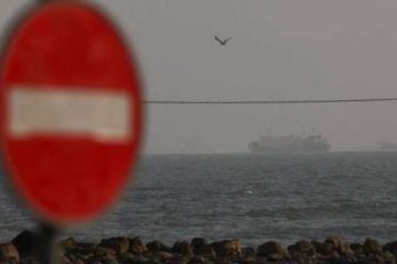 اصطدام ناقلة نفط عملاقة بلغمين بحريين في مضيق هرمز اصطدام ناقلة نفط عملاقة بلغمين بحريين في مضيق هرمز