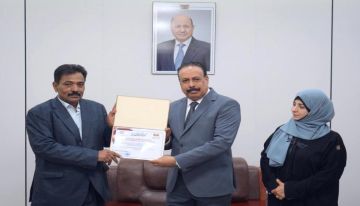 وزير الأشغال يكرم المدير العام السابق للشؤون المالية بالوزارة تقديرا لجهوده ويرحب بالمدير العام الجديد وزير الأشغال يكرم المدير العام السابق للشؤون المالية بالوزارة تقديرا لجهوده ويرحب بالمدير العام الجديد