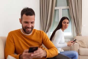 تفتيش الهواتف والشك في العلاقات الزوجية تفتيش الهواتف والشك في العلاقات الزوجية