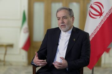 وزير خارجية إيران يدعو اليابانيين لمحاسبة حكومتهم على الجرائم الأمريكية وزير خارجية إيران يدعو اليابانيين لمحاسبة حكومتهم على الجرائم الأمريكية