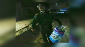 أربعة أشهر بلا رواتب.. نقيب في البحث الجنائي يجمع علب المياه لإعالة أسرته
