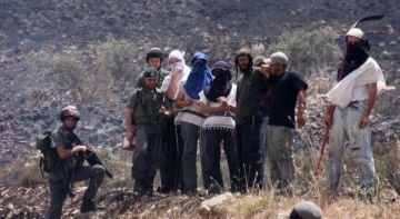 المستوطنون يصعدون اعتداءاتهم ضد الفلسطينيين وممتلكاتهم في الضفة والقدس بحماية العدو الإسرائيلي المستوطنون يصعدون اعتداءاتهم ضد الفلسطينيين وممتلكاتهم في الضفة والقدس بحماية العدو الإسرائيلي
