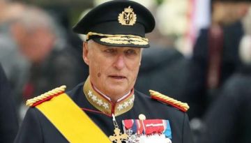 حشود أمام القصر الملكي في النرويج لوداع الملك هارالد حشود أمام القصر الملكي في النرويج لوداع الملك هارالد