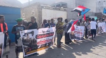 وقفة احتجاجية أمام ميناء المكلا رفضا لتدهور الأوضاع المعيشية وقفة احتجاجية أمام ميناء المكلا رفضا لتدهور الأوضاع المعيشية