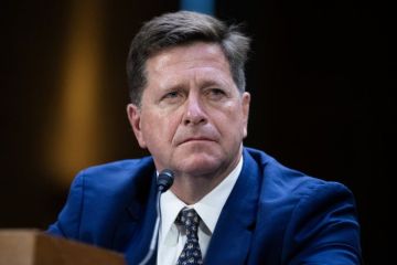 كلايتون يؤدي اليمين الدستورية رئيسا للاستخبارات الأمريكية كلايتون يؤدي اليمين الدستورية رئيسا للاستخبارات الأمريكية