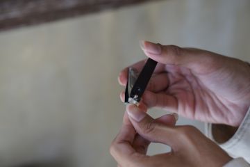 ما حكم دفن الأظافر بعد القص؟.. أمين الفتوى يجيب ما حكم دفن الأظافر بعد القص؟.. أمين الفتوى يجيب
