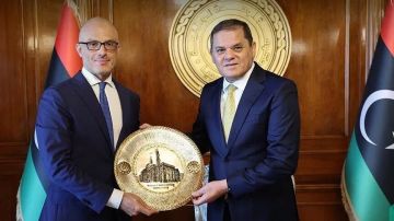 ليبيا.. الدبيبة يشيد بجهود بعثة التدريب التركية وسفير الاتحاد الأوروبي ليبيا.. الدبيبة يشيد بجهود بعثة التدريب التركية وسفير الاتحاد الأوروبي
