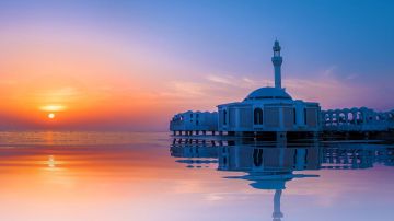 مسجد الرحمة بجدة.. التقاء فن العمارة الإسلامية بزرقة البحر الأحمر مسجد الرحمة بجدة.. التقاء فن العمارة الإسلامية بزرقة البحر الأحمر