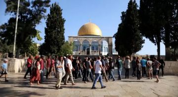 160 مستوطنا صهيونيا يدنسون باحات الأقصى 160 مستوطنا صهيونيا يدنسون باحات الأقصى