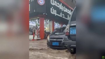 اليمن.. سيول تغمر شوارع العاصمة صنعاء اليمن.. سيول تغمر شوارع العاصمة صنعاء