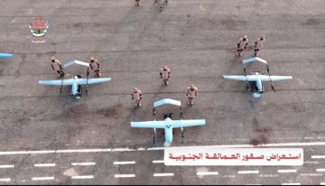 مناورة نارية تنفذها تشكيلات من صقور العمالقة الجنوبية مناورة نارية تنفذها تشكيلات من صقور العمالقة الجنوبية