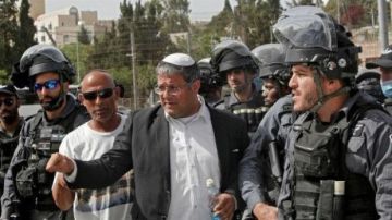 بن غفير ومستوطنون يقتحمون المسجد الأقصى بن غفير ومستوطنون يقتحمون المسجد الأقصى