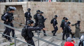 العدو الإسرائيلي يقتحم قريتين في محافظة رام الله والبيرة ويفض حفل تخريج لطلبة جامعة القدس العدو الإسرائيلي يقتحم قريتين في محافظة رام الله والبيرة ويفض حفل تخريج لطلبة جامعة القدس