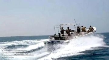 ضبط سفينة تهريب قبالة سواحل عدن واحتجاز مالكها الهندي ضبط سفينة تهريب قبالة سواحل عدن واحتجاز مالكها الهندي